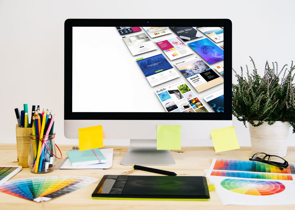 Bureau avec ordinateur et site internet